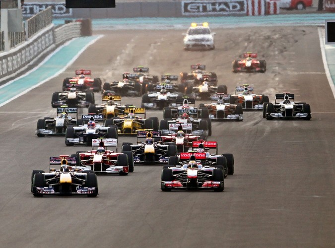 Świetny start dał Vettelowi prowadzenie w wyścigu