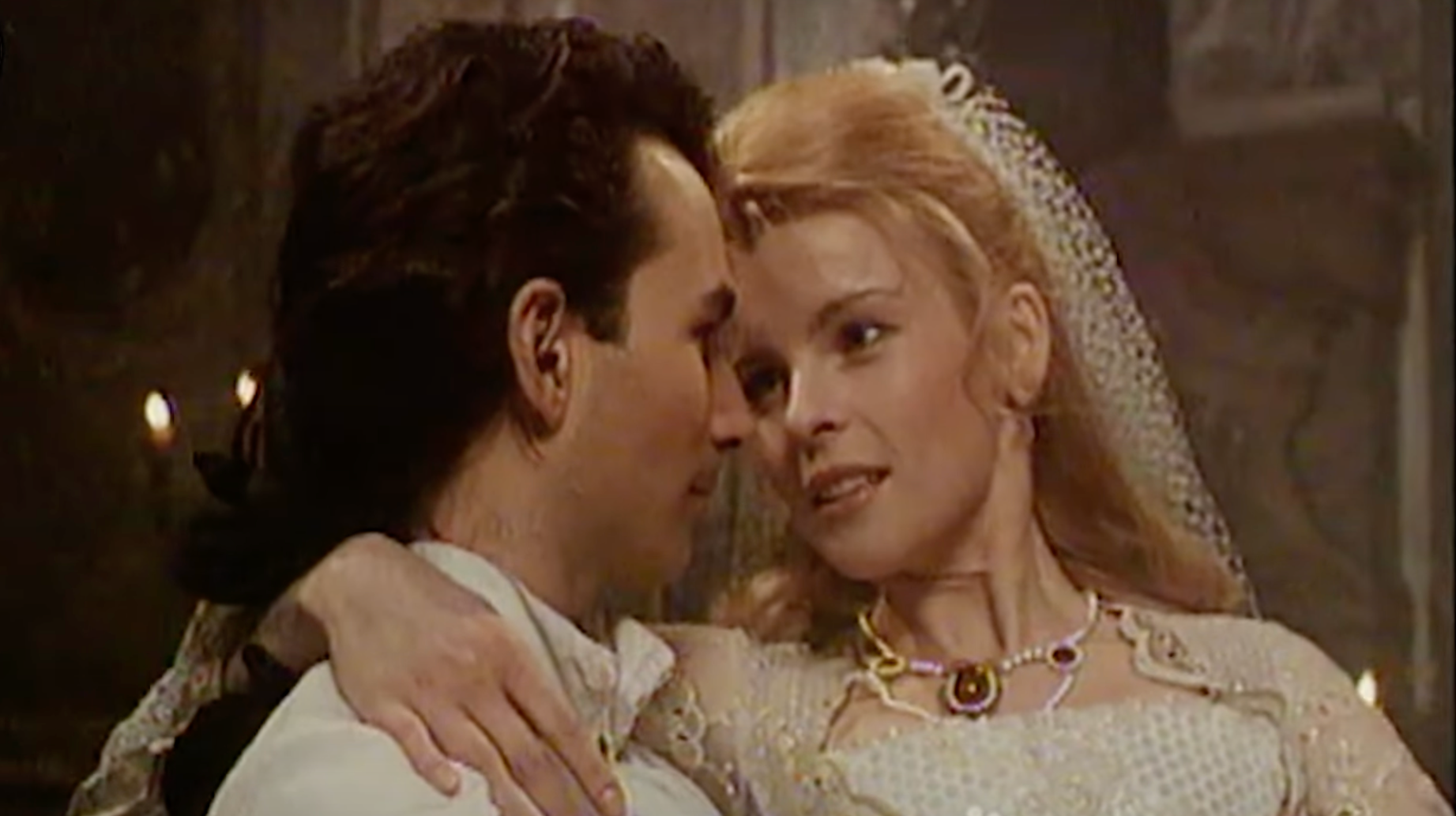 Rudolf Hrušínský najmladší a Iveta Bartošová vo filme Svadba upírov.