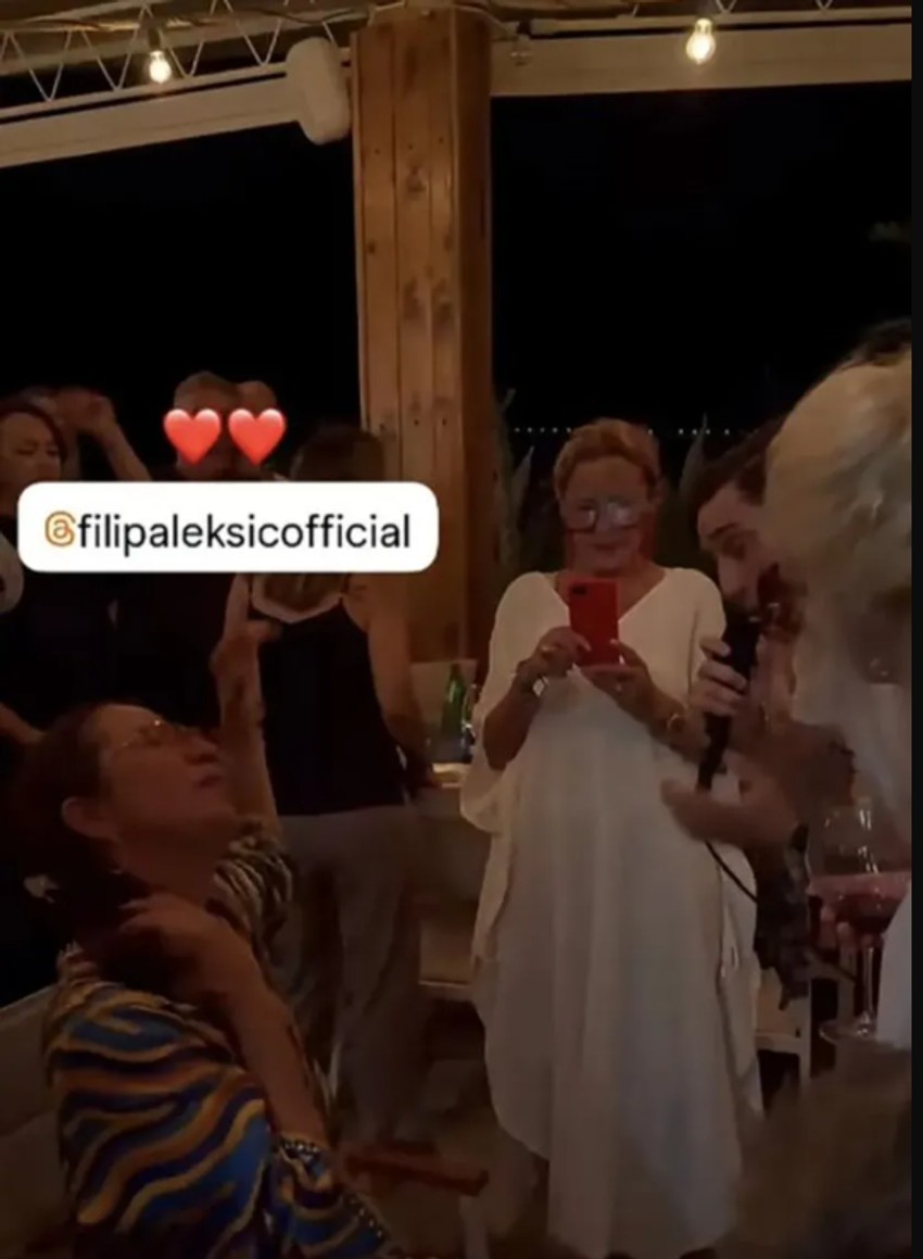 Nataša Ninković u kafani 