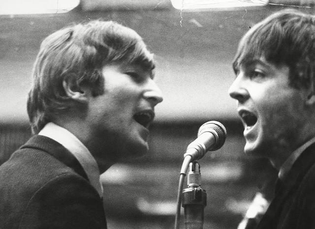 Óriási: John Lennon és Paul McCartney gyerekei közösen szelfiztek