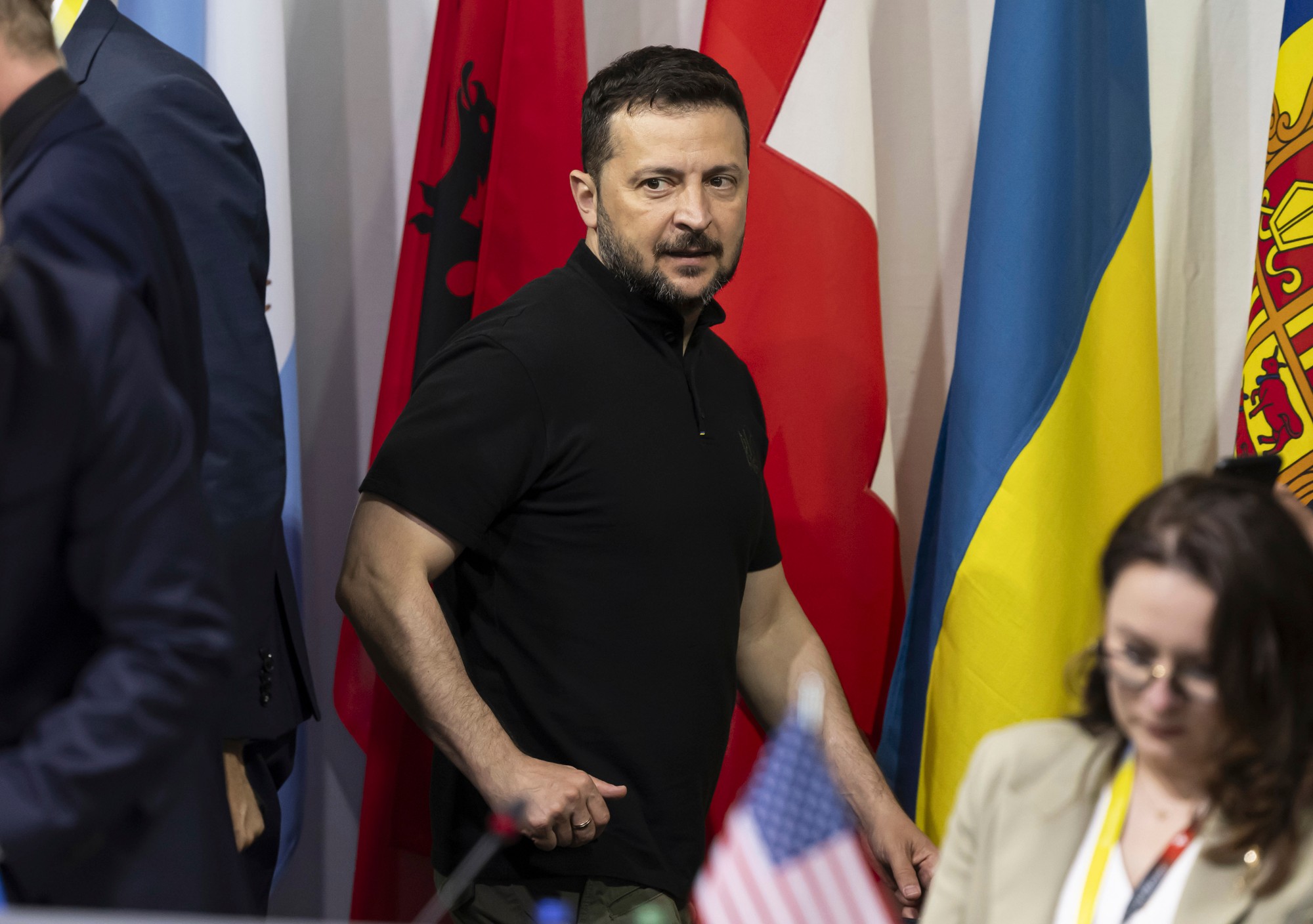 Ukrajinský prezident Volodymyr Zelenskyj prichádza na plenárne zasadnutie na mierovom summite o Ukrajine.