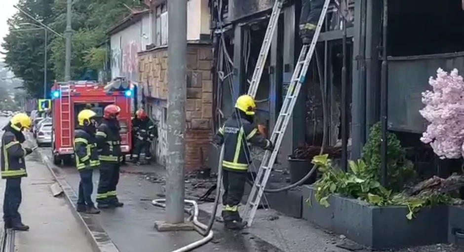 Ubrzo su na lice mesta izašle vatrogasne ekipe