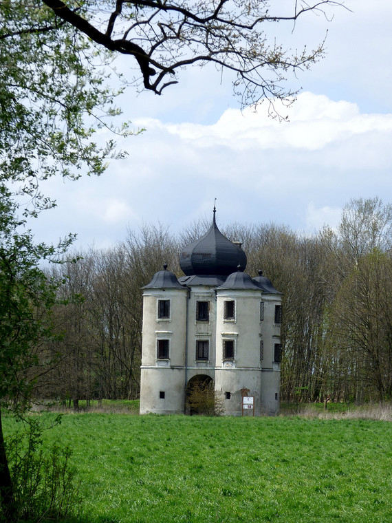 Niszczejący pawilon ogrodowy, tzw. belweder z 1802 roku