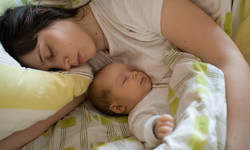 Jak nauczyć dziecko spać całą noc? Pięć praktycznych wskazówek