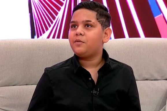 (FOTO) SKINUO SE, PA POKAZAO MIŠIĆE Ljudi ne veruju koliko je porastao mali Ljuba Stanković iz Pinkovih zvezdica: Evo kako danas izgleda