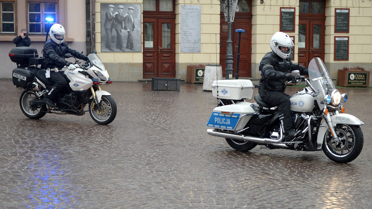 Motocykl znanej amerykańskiej firmy Harley-Davidson został w piątek przekazany rzeszowskim policjantom. Pojazd kosztował prawie 70 tys. zł i został zakupiony przez samorząd Rzeszowa. To jedyny taki motocykl w Polsce, który będzie służył w policji.