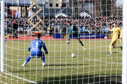 Legia w półfinale Pucharu Polski. Pekhart strzelił gola piętą [WIDEO]