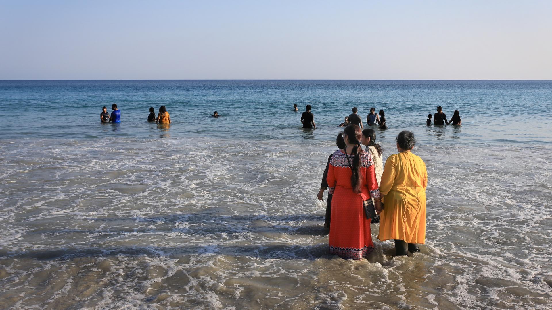 Turyści z Indii plażują zupełnie inaczej niż ludzie Zachodu. Kąpią sie całymi rodzinami, w ubraniach, ciesząc się przy tym jak dzieci.
