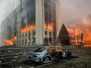 Ałmaty, Kazachstan, płonące biuro burmistrza, podpalone przez demonstrantów, 5 stycznia 2022 r. Fot. Valery Sharifulin / TASS-Sharifulin. PAP/ITASS.