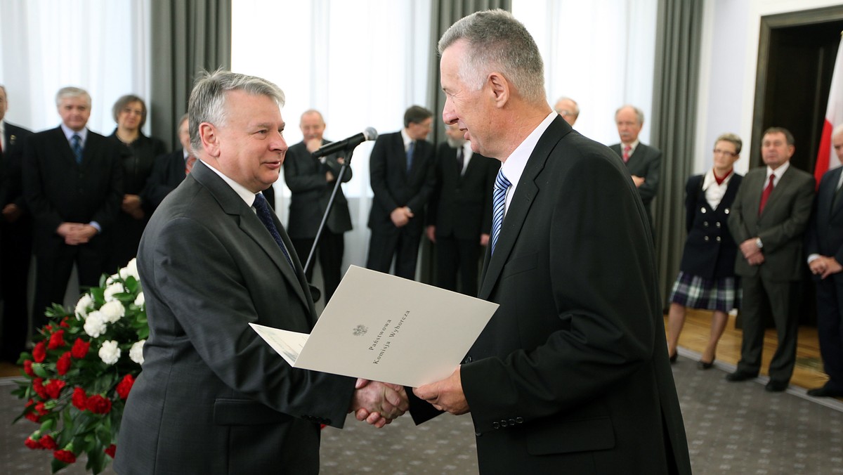 Bogdan Borusewicz (PO) został wybrany na marszałka Senatu VIII kadencji podczas inauguracyjnego posiedzenia izby. Jest pierwszym w najnowszej historii polskiego parlamentaryzmu politykiem, który swoją funkcję będzie pełnił przez trzy kolejne kadencje (od 2005 r.).