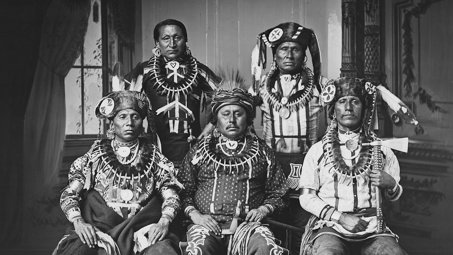 Przedstawiciele plemienia Oto w swych bogato zdobionych strojach (ze zbiorów National Archives at College Park, domena publiczna).