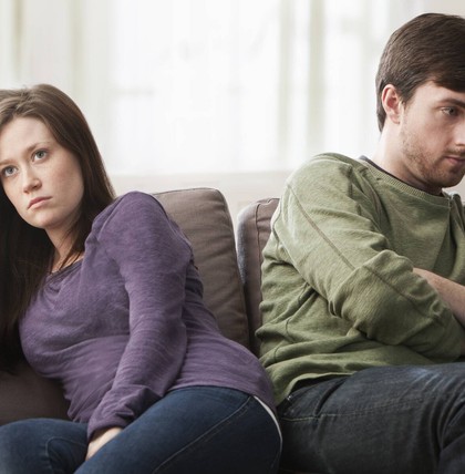 Am Anfang einer Beziehung ist alles neu und spannend. Im Lauf der Zeit können die Gefühle nachlassen, wenn man aber über einen längeren Zeitraum öfter unglücklich als glücklich mit seinem Partner ist, sollte man über eine Trennung nachdenken.