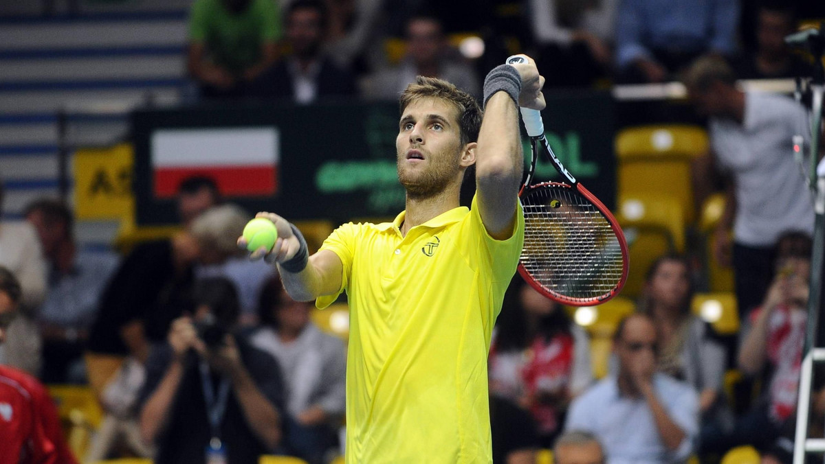 Jerzy Janowicz w swoim stylu odpowiedział Martinowi Kliżanowi, który po pierwszym piątkowym singlu stwierdził półżartem, że do pojedynku między nimi w niedzielę w ogóle może nie dojść, bo Słowacy mogą wygrać 3:0. Przez Janowicza ten plan legł w gruzach.