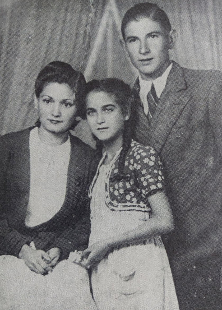 Antonia z siostrą i jej narzeczonym. Zdjęcie wykonano ok. 1940 roku.