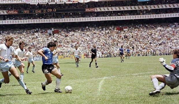 Maradona dribla odbranu Engleske i golmana Šiltona na Mundijalu 1986. - ovaj gol proglašen je za jedan od najboljih u istoriji svetskih prvenstava | Foto: AFP via Getty Images