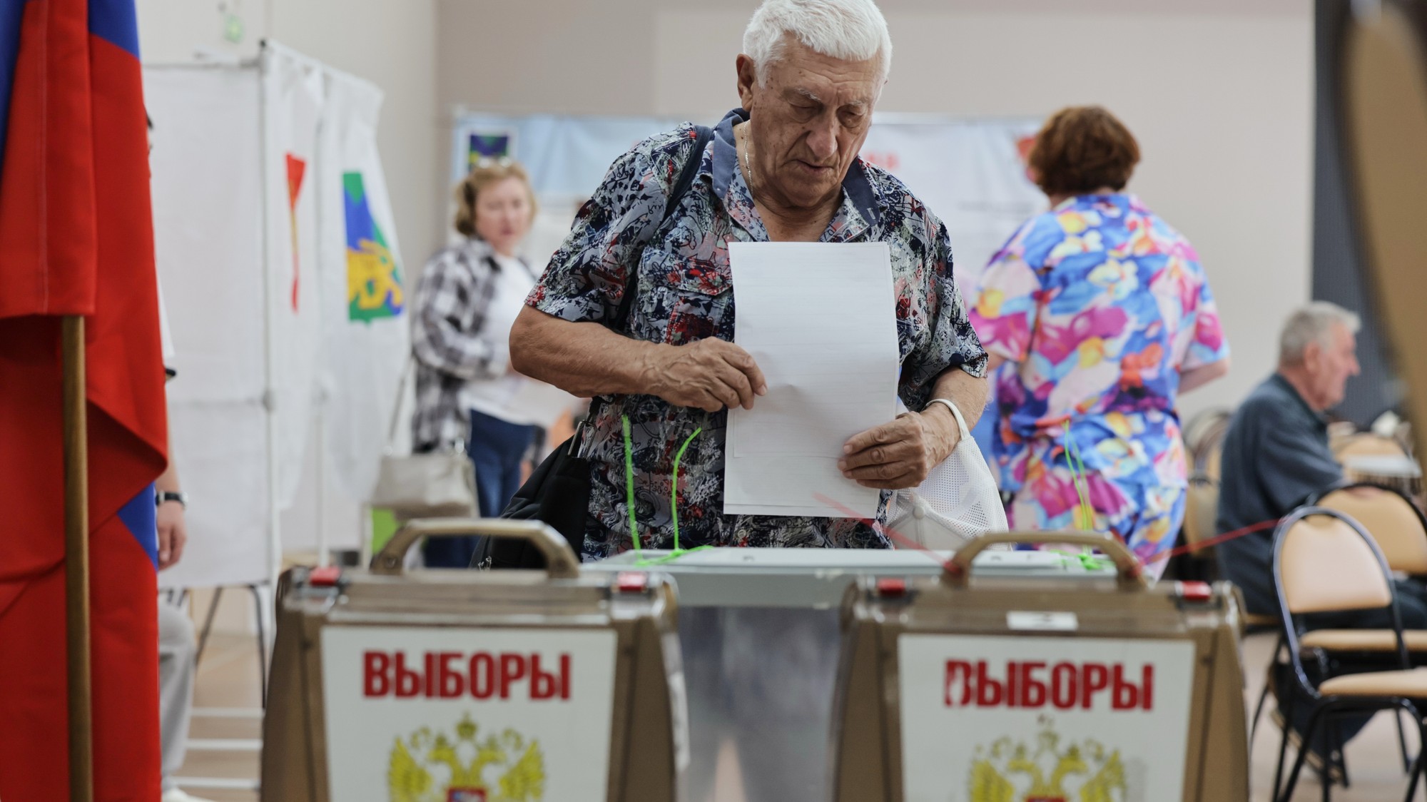 Volič odovzdáva svoj hlas v ruskom Vladivostoku.