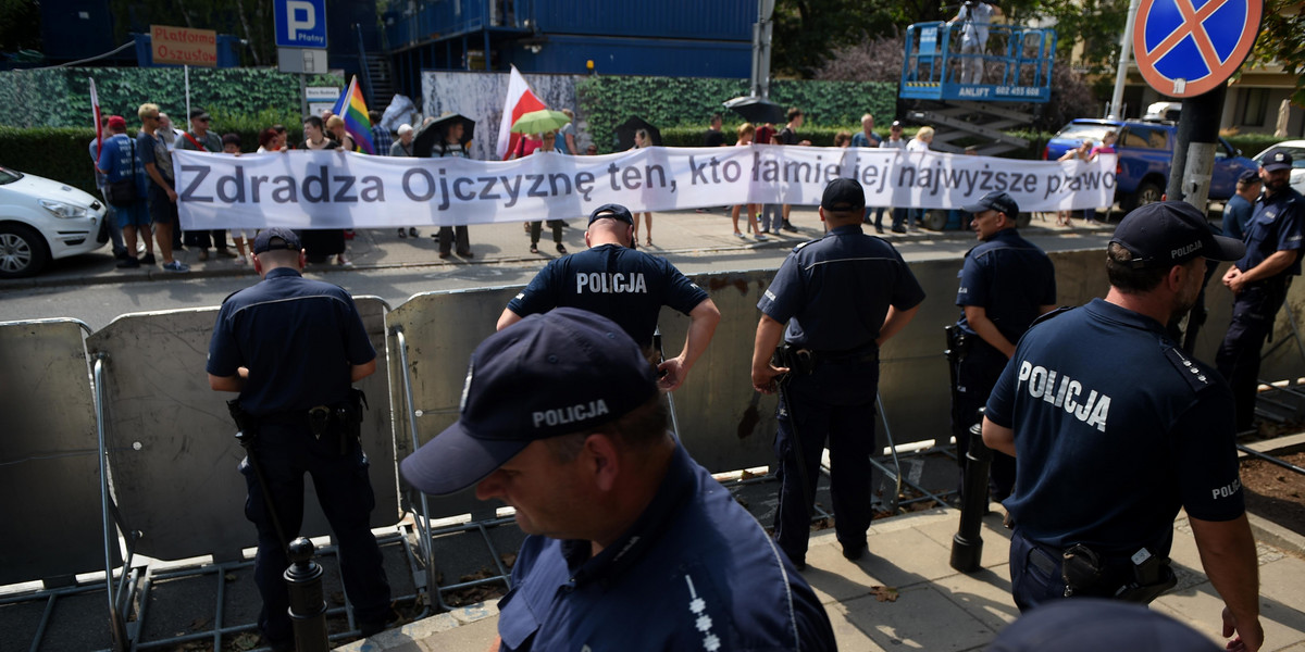 Przepychanki manifestantów z policjantami przed Sejmem. Zatrzymano kilka osób