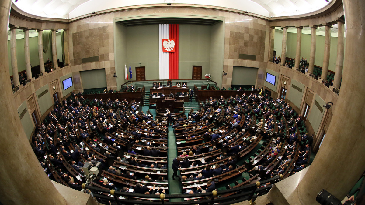 Sejm nie zajmie się wetem prezydenta do ustawy o uzgodnieniu płci ze względu na brak sprawozdawcy - poinformowała Stanisława Prządka, szefowa komisji sprawiedliwości. Wcześniej w sejmowych komisjach przeprowadzono dwa głosowania. Na początku komisje opowiedziały się za podtrzymaniem prezydenckiego weta, by w ponownym głosowaniu opowiedzieć się za jego odrzuceniem.