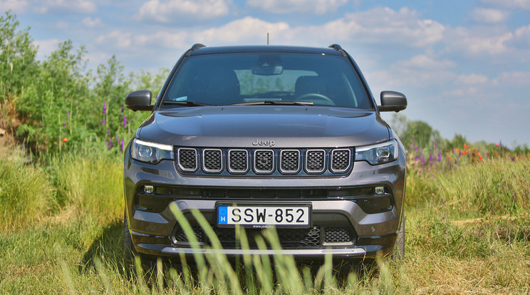 Szigorú tekintet. Ez már a második generációs Jeep Compass, annak is a ráncfelvarrott verziója / Fotó: Séra Tamás