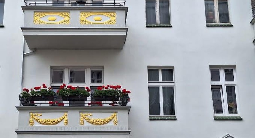 Żeromskiego 52. Dziś budynek znów przyciąga wzrok odnowioną elewacją, odtworzonymi detalami i balkonami, których zdobienia podkreślają jego wyjątkowy charakter. Zwłaszcza te detale złotego koloru. 