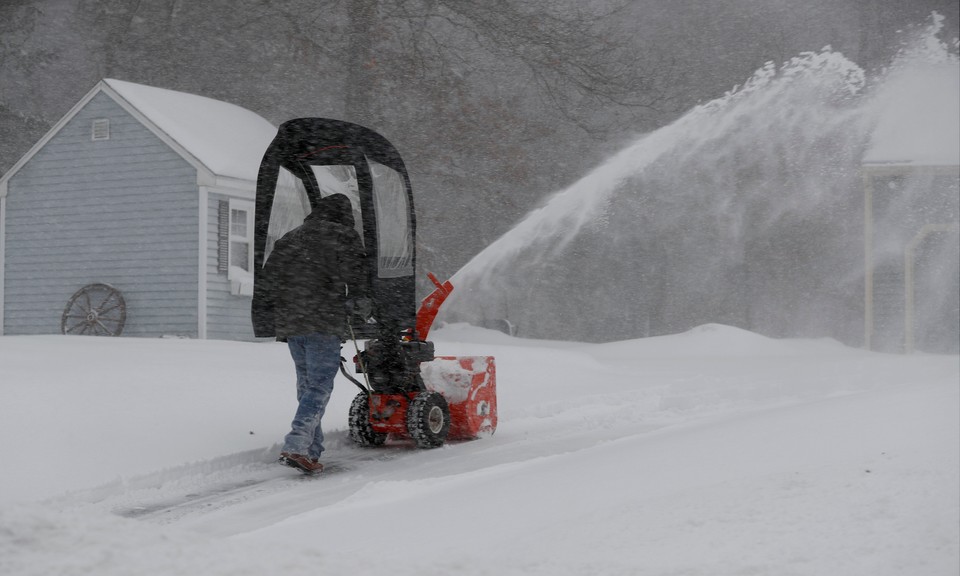 epa06417116 - USA WEATHER WINTER STORM (Winter storm hits New England)