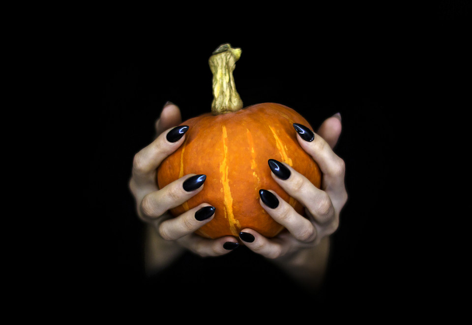Paznokcie na Halloween - czarne i błyszczące