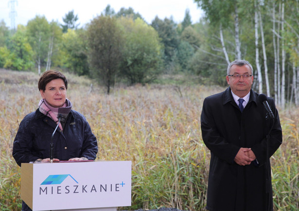 Premier Beata Szydło oraz minister infrastruktury i budownictwa Andrzej Adamczyk