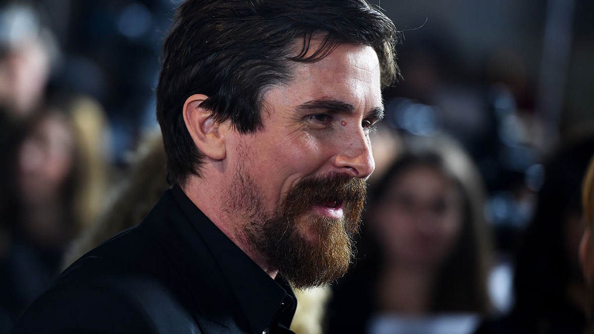 Christian Bale pojawił się w Beverly Hills na konferencji prasowej promującej jego nowy film "Hostiles". Aktor bardzo się zmienił - przybrał na wadze i ogolił głowę. A wszystko to w ramach przygotowań do roli Dicka Cheneya, wiceprezydenta Stanów Zjednoczonych w latach 2001-2009. "Zjadłem już dużo ciast" – powiedział Variety.