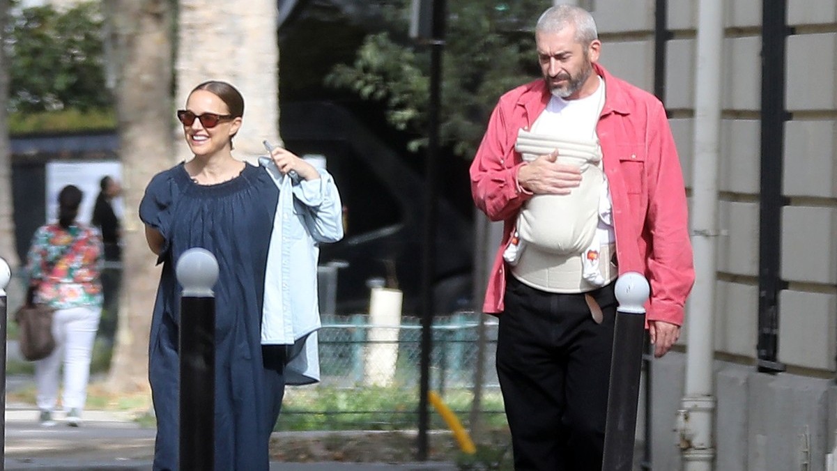 Natalie Portman a jej partner Tanguy na prechádzke s bábätkom v centre Paríža. 5. sepbembra 2026