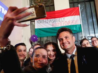 Péter Márki-Zay pozuje do selfie w sztabie wyborczym po prawyborach opozycji w Budapeszcie, 17 października 2021 r.