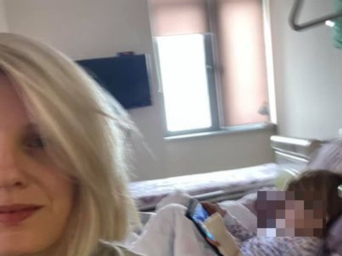 Ida Prester sa sinom u bolnici