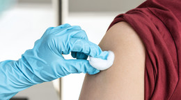 Szczepienie przeciw COVID-19 i grypie podczas jednej wizyty? Lekarz mówi, jak zrobić to bezpiecznie