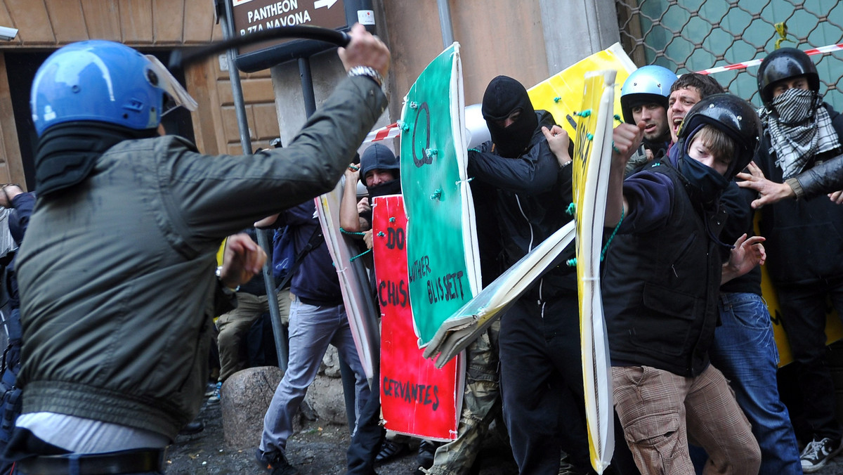 Ośmiu włoskich policjantów i kilkunastu studentów zostało rannych w środę podczas starć w Rzymie. Dwa tysiące studentów protestowało przeciwko polityce rządu wobec szkolnictwa, redukcji nakładów z budżetu i obniżeniu stypendiów.