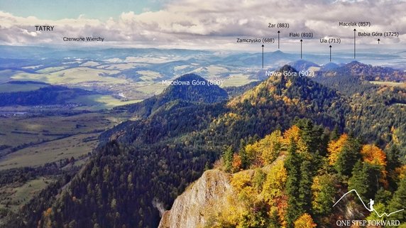 Widok z Trzech Koron na ledwo co widoczne Tatry i pozostałą część Pienin