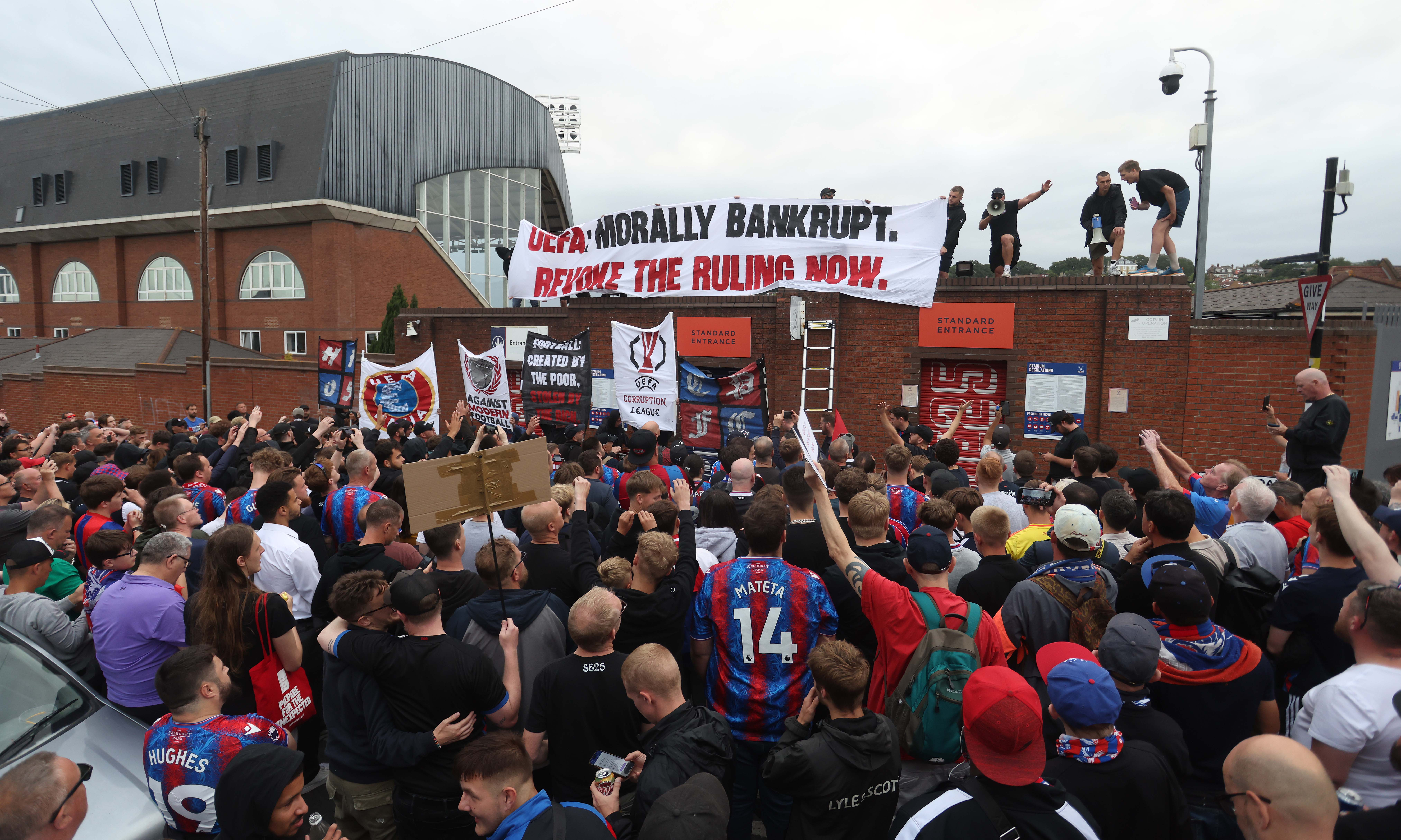 Crystal Palace: Protesta masiva tras veto UEFA Europa League