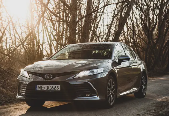 Nie rozumiesz, za co ludzie kochali limuzyny? Wsiądź do nowej Toyoty Camry