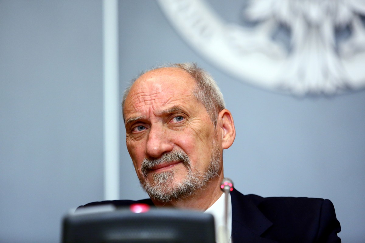 Szef MON poinformował o planach budowy w Radomiu własnej siedziby Polskiej Grupy Zbrojeniowej. Obecnie PGZ wynajmuje pomieszczenia w jednym z biurowców w centrum miasta. Macierewicz potwierdził też, że w ramach PGZ powstanie Centrum Innowacyjności i Nowych Technologii.