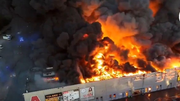 Teljesen leégett egy bevásárlóközpont: fotók és videók a pusztításról