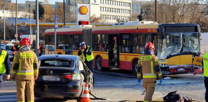 Koszmarny wypadek w Warszawie. Osobówka wbiła się w autobus miejski