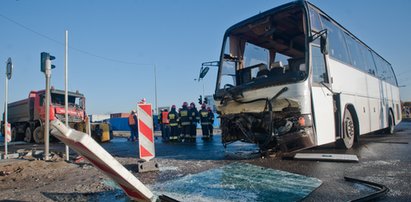 Autobus z dziećmi uderzył w ciężarówkę. 11 osób rannych