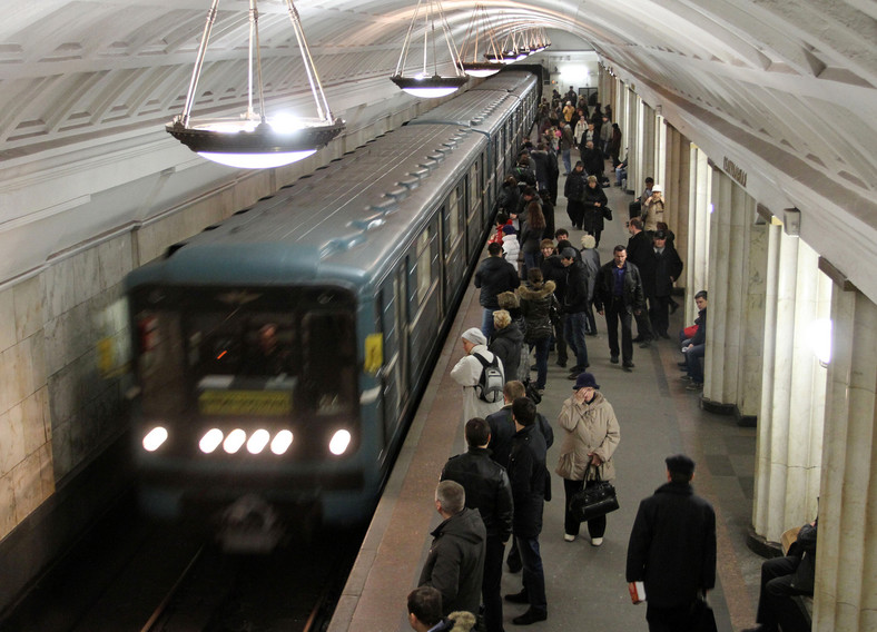 Pasażerowie w moskiewskim metrze na stacji Okhotny Ryad