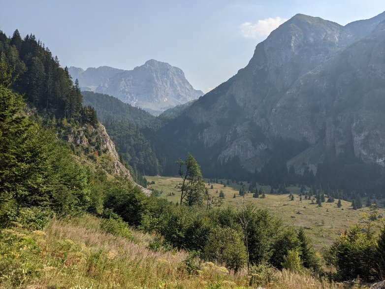 Przepiękna dolina na szlaku w kierunku polany Prijevor znad Trnovacko jezero.