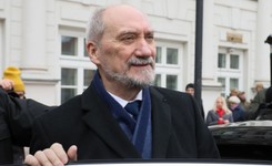 Macierewicz: Rosjanie przy pomocy ludzi podporządkowanych Tuskowi upokorzyli polskie wojsko