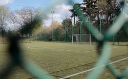 Piłkarz postrzelony w trakcie meczu. Myśliwy trafił go w ramię