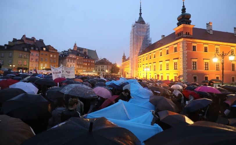 Demonstracja na Placu Zamkowym