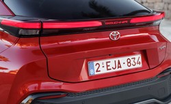 Nowa Toyota na rynku. Hybryda 1.8 czy 2.0? Teraz cena robi różnicę