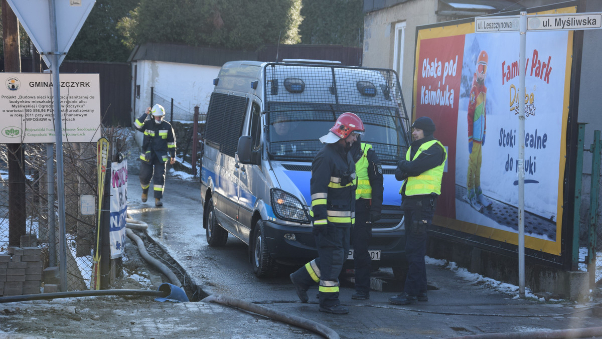 W środę wieczorem w domu jednorodzinnym w Szczyrku doszło do wybuchu gazu. W czasie akcji poszukiwawczo-ratowniczej, w której uczestniczyło kilkaset osób, w gruzach budynku znaleziono ciała ośmiorga ofiar: czworga dorosłych i czworga dzieci. Rodzina, która zginęła, była znana w lokalnej społeczności, a także w świecie sportów zimowych. – Żal serce ściska. Dopiero dziś do wszystkich zaczyna dochodzić co się stało – mówi dla Onetu burmistrz Szczyrku Antoni Byrdy.