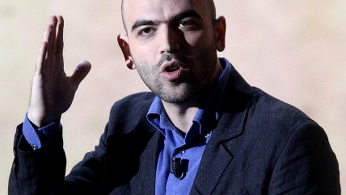 W 2006 roku Robert Saviano napisał książkę ukazującą brutalne metody działania neapolitańskiej mafii. Obecnie towarzyszą mu uzbrojeni ochroniarze, musi się ukrywać.