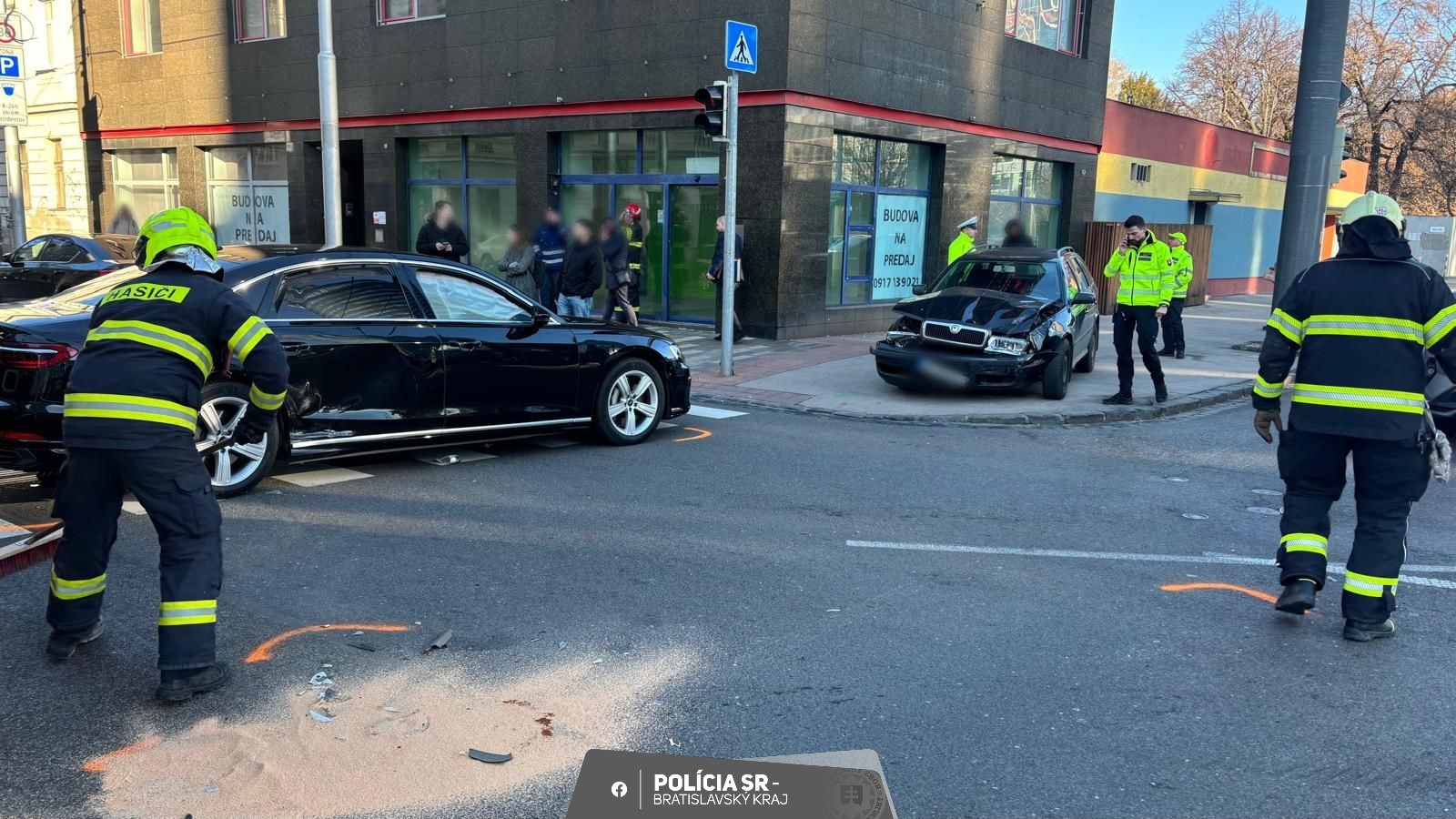 Nehoda limuzíny ministra Kamenického v križovatke ulíc Mlynské Nivy a Karadžičova. 