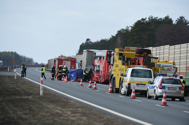 Tragiczny wypadek na autostradzie A2. Autokar wbił się w ciężarówkę z Litwy. ZDJĘCIA